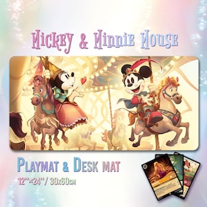 Puede incluir: Alfombrilla rectangular para juegos y escritorio con Mickey y Minnie Mouse en un carrusel. La alfombrilla tiene el texto "Mickey & Minnie Mouse" y "PLAYMAT & DESK MAT". La alfombrilla mide 30cm x 60cm.