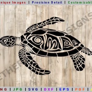 Puede incluir: Silueta en blanco y negro de una tortuga marina estilizada con intrincados patrones en su caparazón. La tortuga está mirando hacia la derecha y tiene la cabeza girada hacia la izquierda. La imagen está sobre un fondo de veta de madera.