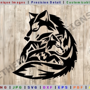 Op de afbeelding: Zwarte en witte silhouet van een wolf en een wolfwelp die tegen elkaar aan knuffelen. De wolf is om de welp gekruld, met zijn staart om beide heen.