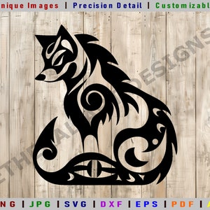 Könnte beinhalten: Schwarze und weiße Silhouette eines Wolfes im Tribal-Stil. Der Wolf sitzt mit dem Schwanz um seinen Körper gewickelt. Das Design ist kompliziert und detailliert.