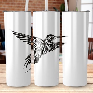 Puede incluir: Tres vasos de acero inoxidable blanco con un dise&ntilde;o de colibr&iacute; en blanco y negro. El colibr&iacute; est&aacute; estilizado con formas geom&eacute;tricas y mira hacia la derecha.