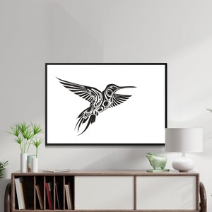 Puede incluir: Ilustraci&oacute;n en blanco y negro de un colibr&iacute; en vuelo. El colibr&iacute; est&aacute; estilizado con detalles intrincados y un dise&ntilde;o gr&aacute;fico audaz.