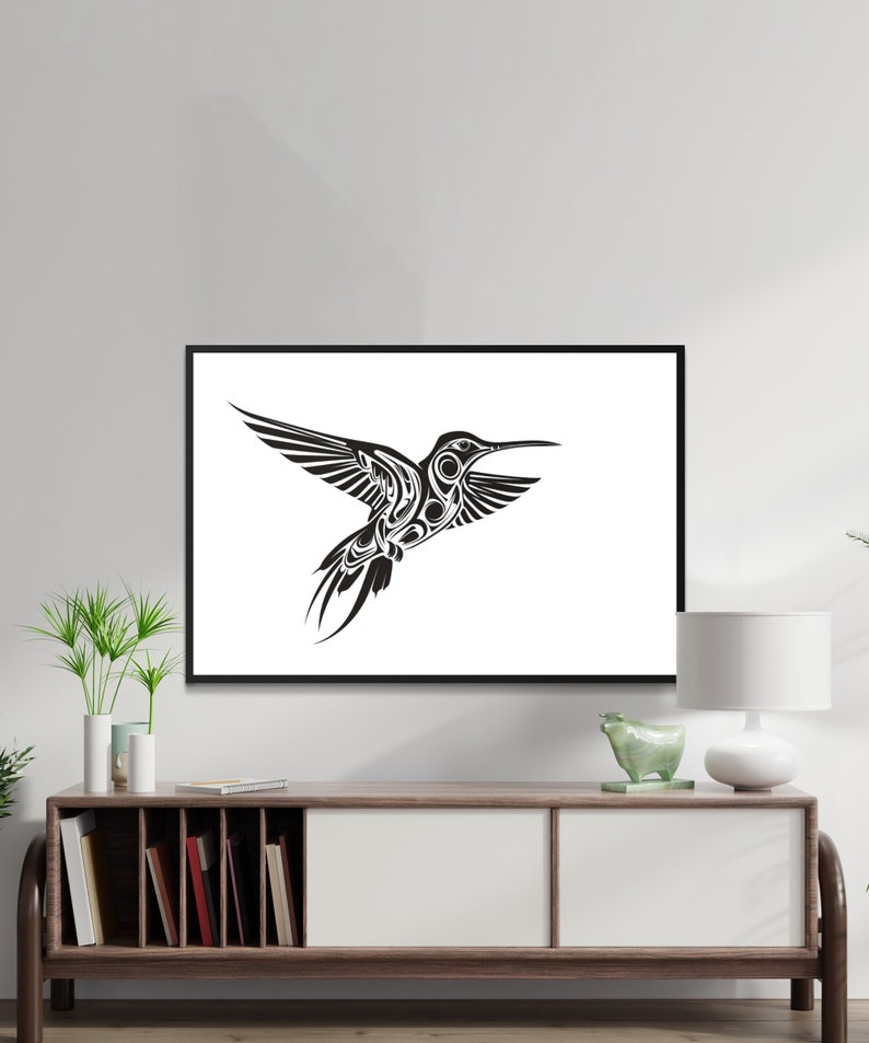 Puede incluir: Ilustraci&oacute;n en blanco y negro de un colibr&iacute; en vuelo. El colibr&iacute; est&aacute; estilizado con detalles intrincados y un dise&ntilde;o gr&aacute;fico audaz.