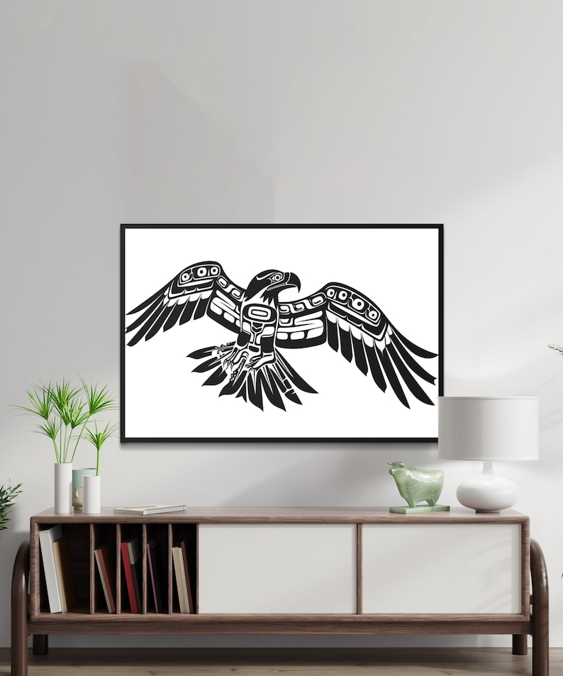 K&ouml;nnte beinhalten: Schwarz-wei&szlig;e stilisierte Illustration eines schwebenden Adlers im traditionellen indigenen Kunststil der Nordwestk&uuml;ste. Der Adler ist mit komplizierten geometrischen Mustern und einem k&uuml;hnen, grafischen Design dargestellt.