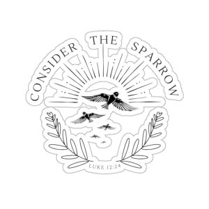 以下が含まれることがあります： 円形のデザインの白黒のステッカー。円の外側に「スズメを考えよ」というテキストが書かれています。円の内側には、飛んでいる鳥が複数、光線のある太陽、葉の輪があります。円の底に「ルカ 12:24」というテキストが書かれています。