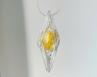 Collar geométrico de citrino dorado, collar cuadrado de cristal crudo, colgante de citrino envuelto en alambre, piedra natal de noviembre, joyería élfica única hecha a mano.
