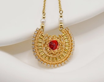 Collar egipcio de rubíes con astrolabio, colgante de gema de rubí envuelto en alambre, exótico collar egipcio de Cleopatra, joyería de astronomía chapada en oro de 14 quilates