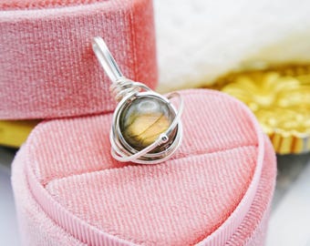 Collar de labradorita con el planeta Saturno y colgante celestial envuelto en alambre de cobre.