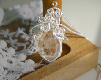 Collar de cuarzo diamante Herkimer con alambre de labradorita envuelto, joyería de fantasía de hadas