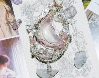 Collar de luna de cristal rosa de hada, collar de mariposa élfica, colgante de cuarzo rosa envuelto en alambre, joyería de fantasía etérea, regalo de cumpleaños para el amor.