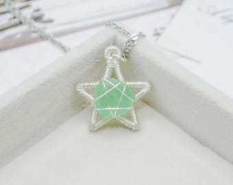 Delicado collar con colgante de estrella de fluorita verde, joyería envuelta en alambre de plata