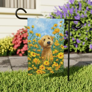 ゴールデンドゥードルの犬用フラッグ、花柄の犬用庭アート、かわいい庭の装飾、ペット愛好家へのギフト、春夏の屋外装飾、新築祝いのギフト