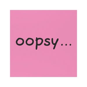 以下が含まれることがあります： ピンク色の正方形の付箋に、黒色の手書き風フォントで「oopsy...」と書かれています。テキストは付箋の中央に配置され、単語の最後には3つのドットが並んでいます。
