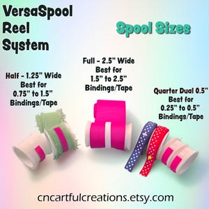Puede incluir: Imagen del sistema VersaSpool Reel con tres tamaños de carretes: Half (3,18 cm de ancho), Full (6,35 cm de ancho) y Quarter Dual (1,27 cm de ancho). Cada carrete contiene cintas y cinta adhesiva de colores. El texto incluye "Spool Sizes" y "cncartfulcreations.etsy.com".