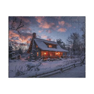 Puede incluir: Una cabaña rústica de troncos con un techo cubierto de nieve y luces de porche encendidas por la noche. La cabaña está rodeada de árboles cubiertos de nieve y una valla de madera. El cielo es de un suave rosa y azul con nubes.
