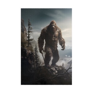 Könnte beinhalten: Ein großes, braunes, haariges Bigfoot-Wesen steht in einer Waldlandschaft. Das Wesen hält einen großen Stock in seiner rechten Hand. Eine kleine menschliche Figur steht in der Ferne und blickt zum Bigfoot auf.