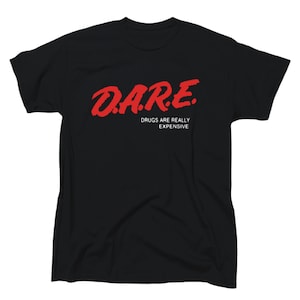 Camiseta divertida y ofensiva para hombre "DARE Drugs Are Really Expensive" - Algodón - Regalo - Crew - Novedad - Sarcasmo