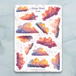 Könnte beinhalten: Aufkleberbogen mit 12 bunten Wolkenaufklebern. Die Wolken sind rosa, orange, gelb und blau. Der Aufkleberbogen trägt oben die Aufschrift "Sticker Sheet clouds".