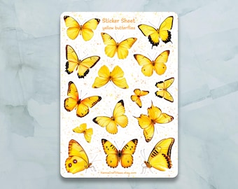 Może przedstawiać: Arkusz naklejek z ilustracjami żółtych motyli. Motyle mają szczegółowe wzory skrzydeł i czarne oznaczenia. Tekst "Sticker Sheet yellow butterflies" znajduje się na górze. Naklejki są na białym tle z małymi żółtymi plamkami.