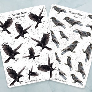 Könnte beinhalten: Zwei Aufkleberbögen mit Schwarz-Weiß-Illustrationen von Raben. Der erste Bogen zeigt 8 fliegende Raben und den Text "Sticker Sheet flying raven". Der zweite Bogen zeigt 12 Raben in verschiedenen Posen und den Text "Sticker Sheet ravens".