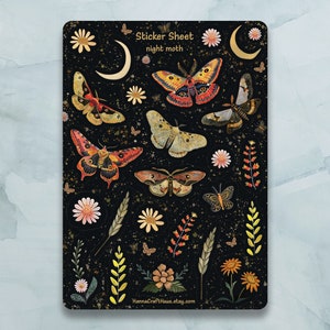 Puede incluir: Una hoja de pegatinas con un fondo negro que presenta ilustraciones de polillas nocturnas, flores, lunas y follaje. El texto "Sticker Sheet night moth" est&aacute; en la parte superior. Las pegatinas tienen un estilo acuarela con detalles dorados.