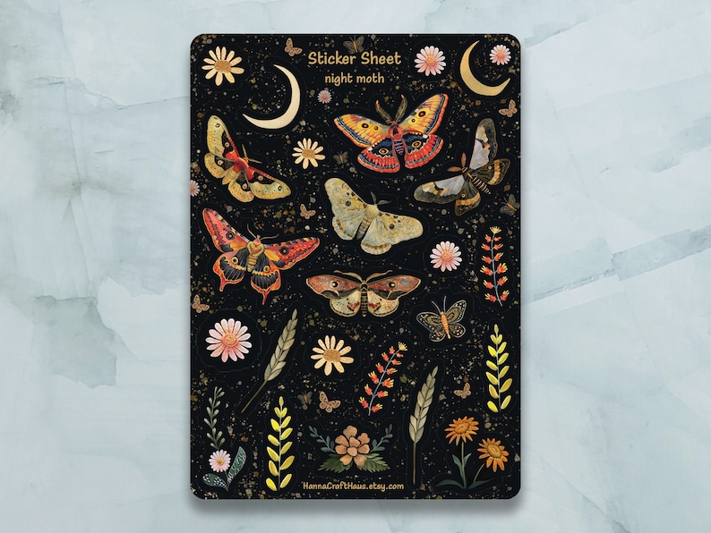 Puede incluir: Una hoja de pegatinas con un fondo negro que presenta ilustraciones de polillas nocturnas, flores, lunas y follaje. El texto "Sticker Sheet night moth" est&aacute; en la parte superior. Las pegatinas tienen un estilo acuarela con detalles dorados.