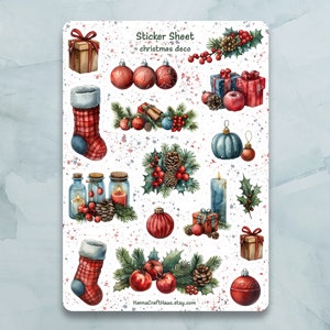 Könnte beinhalten: Eine Bogen mit weihnachtlichen Stickern mit roten und blauen Ornamenten, Geschenken, Strümpfen, Kerzen und Stechpalmen. Der Text "Sticker Sheet christmas deco" ist auf dem Bogen gedruckt.