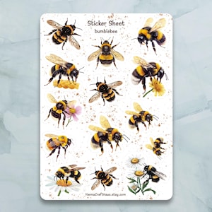Puede incluir: Una hoja de pegatinas con 14 abejorros ilustrados en varias poses, algunos con flores. La hoja es blanca con un patrón de salpicaduras de color marrón claro. El texto "Sticker Sheet bumblebee" está en la parte superior de la hoja.