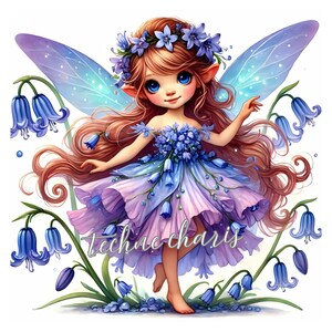 Puede incluir: Un hada con alas azules y un vestido morado decorado con flores azules. Tiene el pelo largo rojo y los ojos azules. El hada est&aacute; rodeada de flores azules.