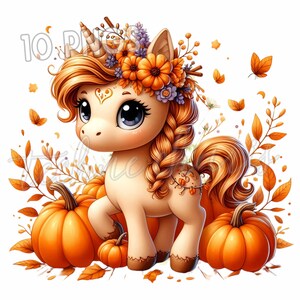 K&ouml;nnte beinhalten: Eine skurrile Illustration eines Einhorns mit Herbstthema. Das Einhorn hat eine orangefarbene M&auml;hne und einen Schweif, geschm&uuml;ckt mit einem Blumenschmuck aus orangefarbenen K&uuml;rbissen und lila Blumen. Es steht inmitten von orangefarbenen K&uuml;rbissen und Herbstbl&auml;ttern.