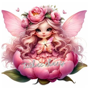 Puede incluir: Un hada rosa con grandes ojos brillantes se sienta dentro de una flor de peon&iacute;a rosa. Tiene alas rosas y una corona de flores rosas. Est&aacute; sosteniendo una peque&ntilde;a mariposa rosa.