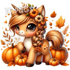 K&ouml;nnte beinhalten: Ein Cartoon-Einhorn mit braunem Fell, einem goldenen Horn und einer flie&szlig;enden M&auml;hne und einem Schweif. Das Einhorn ist mit einem Blumenschmuck aus K&uuml;rbissen und Bl&auml;ttern geschm&uuml;ckt. K&uuml;rbisse und Herbstbl&auml;tter umgeben das Einhorn und schaffen ein Herbstthema.