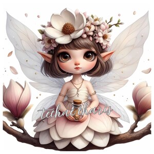 Puede incluir: Un hada con grandes ojos marrones y una corona de flores se sienta en una rama con flores de magnolia rosas. Ella sostiene una peque&ntilde;a botella de vidrio llena de brillo. El hada tiene grandes alas transl&uacute;cidas.