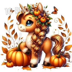 K&ouml;nnte beinhalten: Eine skurrile Illustration eines Einhorns mit Herbstthema. Das Einhorn hat ein goldenes Horn, eine flie&szlig;ende M&auml;hne und einen Kranz aus K&uuml;rbissen und Bl&auml;ttern. Zwei orangefarbene Schmetterlinge und K&uuml;rbisse sind ebenfalls vorhanden, mit Herbstbl&auml;ttern verstreut.