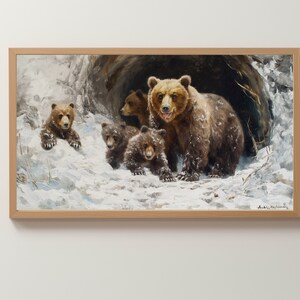 Könnte beinhalten: Gerahmtes Gemälde, das einen Braunbären und seine Jungen zeigt, die aus einer Höhle in einer verschneiten Landschaft auftauchen. Das Kunstwerk weist detaillierte Pinselstriche auf, die das Fell der Bären und die Textur des Schnees erfassen. Das Gemälde ist in einem hellbraunen Holzrahmen gerahmt.