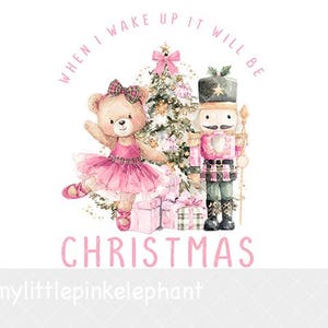 Könnte beinhalten: Eine Aquarellillustration mit einem Teddybären in einem rosa Tutu und einem Nussknacker vor einem geschmückten Weihnachtsbaum mit Geschenken. Der Text WHEN I WAKE UP IT WILL BE CHRISTMAS steht in rosa Buchstaben um die Figuren herum.