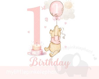 Peut inclure: Illustration aquarelle rose et blanche de Winnie l'ourson tenant un ballon rose avec le chiffre 1 dessus. Le texte "1st Birthday" est sous l'image.