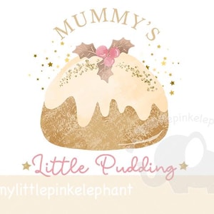 Pode incluir: Ilustração em aquarela de um pudim de Natal com glacê branco, decorado com azevinho e bagas. O texto "Mummy's Little Pudding" está escrito acima e abaixo do pudim, com estrelas douradas espalhadas.