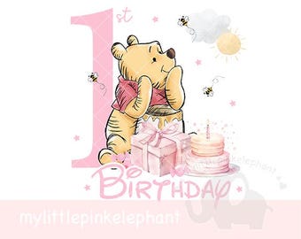 Puede incluir: Una tarjeta de cumpleaños rosa y blanca con Winnie de Pooh sosteniendo una caja de regalo rosa y un tarro de miel. La tarjeta tiene un número uno rosa con la palabra "st" encima y las palabras "1st Birthday" debajo. La tarjeta también presenta un pastel rosa y blanco con una sola vela.