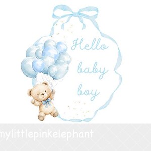 Può includere: Un'illustrazione ad acquerello di un orsacchiotto marrone chiaro che tiene un grappolo di palloncini azzurri e bianchi. Un nastro azzurro incornicia la scena, che include il testo Hello baby boy in corsivo blu e piccole stelle dorate.