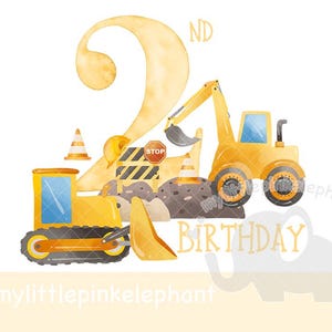 Pode incluir: Uma ilustração em aquarela de um número dois amarelo com um tema de construção. O número é decorado com um veículo de construção amarelo, uma placa de parada e cones de trânsito. O texto "2nd Birthday" está escrito abaixo do número.