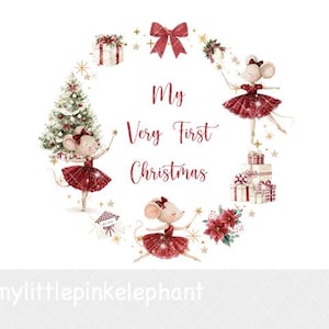 Könnte beinhalten: Eine kreisförmige Illustration mit drei Mäusen in roten Glitzerkleidern, einem geschmückten Weihnachtsbaum, Geschenken, einer roten Schleife und Weihnachtssternen. Der Text in der Mitte lautet My Very First Christmas in roter Schreibschrift.