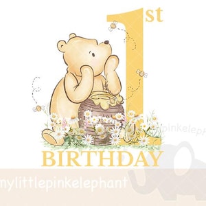 Op de afbeelding: Waterverfillustratie van een cartoonbeer met een honingpot, madeliefjes en bijen. Het nummer "1st" is in geel, met het woord "VERJAARDAG" eronder. De afbeelding heeft een zachte, grillige stijl, perfect voor een eerste verjaardag.