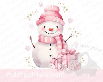 Puede incluir: Ilustración en acuarela de un muñeco de nieve con sombrero y bufanda rosas. El muñeco de nieve tiene una nariz de zanahoria y ojos y boca de carbón. Regalos con lazos rosas y estrellas doradas en la base.