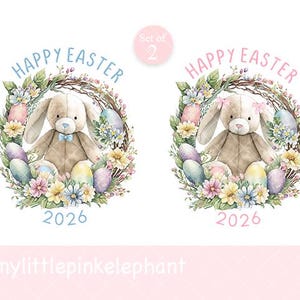 Może przedstawiać: Dwie akwarelowe ilustracje na Wielkanoc. Każda przedstawia pluszowego królika z kwiatowym wieńcem, pastelowymi jajkami i napisem "Happy Easter 2026". Jeden królik ma niebieską muszkę, drugi różową kokardę.