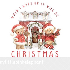 Könnte beinhalten: Eine Aquarellillustration von zwei Teddybären mit Weihnachtsmützen und Winterkleidung vor einem roten Haus. Der linke Bär hält eine gemusterte Kugel, der rechte ein Geschenk. Der Text lautet: WHEN I WAKE UP IT WILL BE CHRISTMAS.