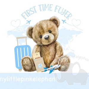Könnte beinhalten: Ein brauner Teddybär, der einen Pass und ein Spielzeugflugzeug hält, mit einem blauen Koffer und dem Text "First Time Flyer" in blauen Buchstaben.