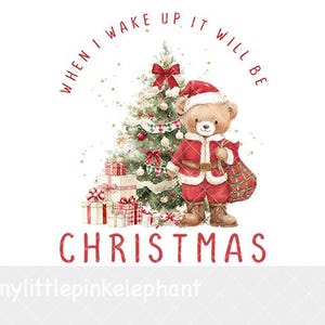 Può includere: Un'illustrazione ad acquerello di un orsacchiotto che indossa un costume e un cappello da Babbo Natale, in piedi accanto a un albero di Natale decorato e regali incartati. Il testo recita WHEN I WAKE UP IT WILL BE CHRISTMAS in rosso.