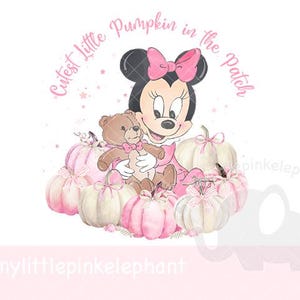 Op de afbeelding: Digitale illustratie van Minnie Mouse met een teddybeer, omringd door roze en witte pompoenen met strikken. De tekst "Cutest Little Pumpkin in the Patch" staat erboven. De afbeelding heeft een zachte, aquarel stijl op een witte achtergrond.