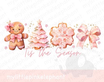 Puede incluir: Galletas de jengibre rosa, árbol de Navidad rosa, copo de nieve rosa y un lazo rosa con estrellas doradas. El texto "Tis the Season" está escrito debajo de las galletas.